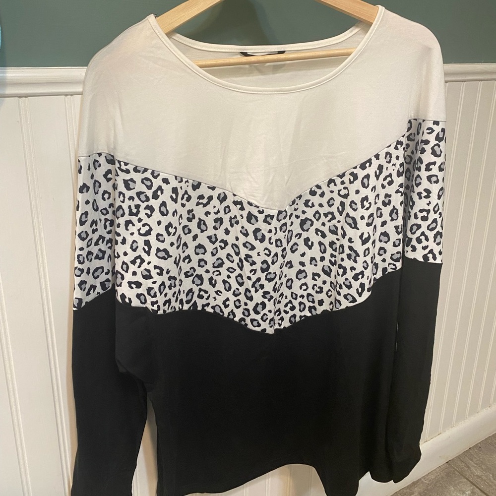 Shein women’s Chevron Panel Leopard Batswing sleeve tee